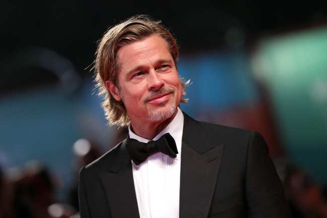 Un primer plano de Brad Pitt con esmoquin