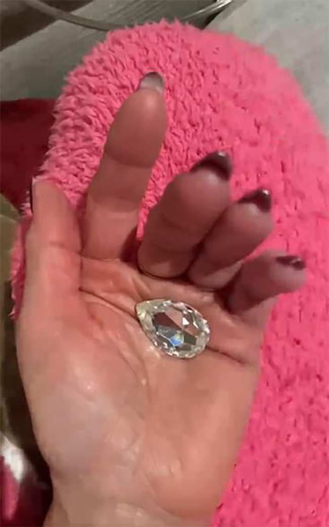un diamante en la palma de una mano