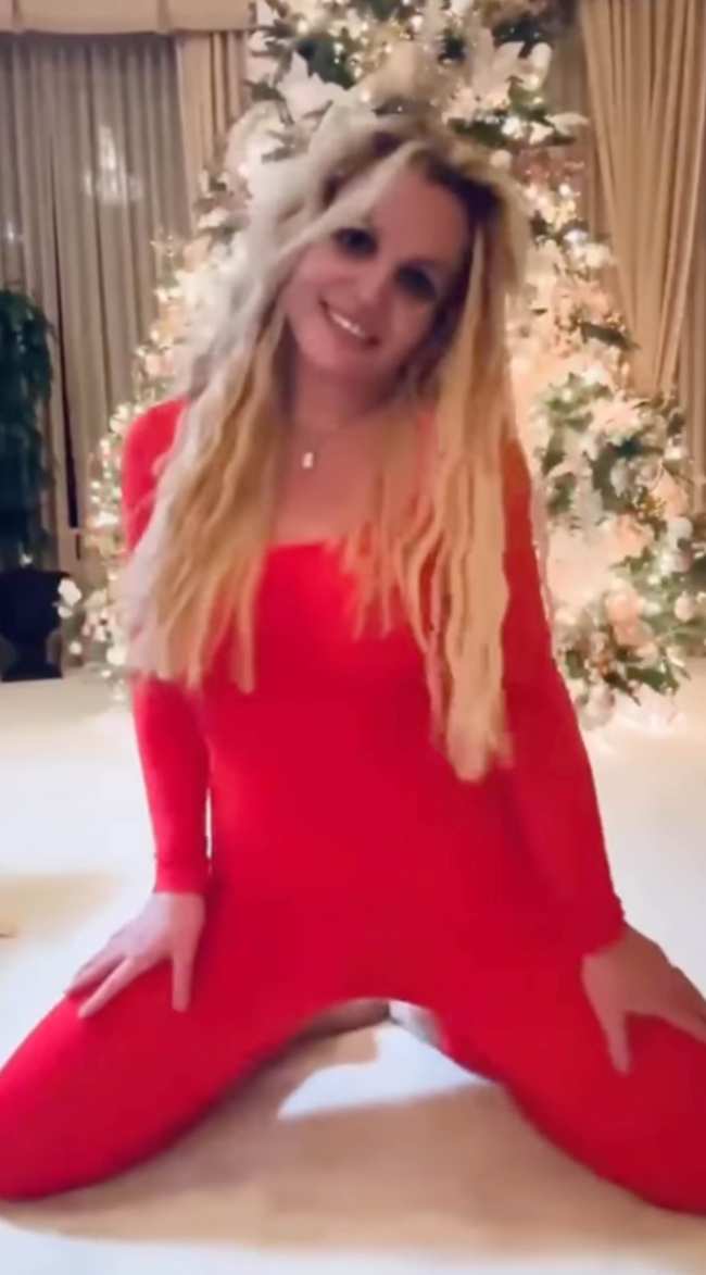              Britney Spears publico un video extrano en un catsuit rojo en su Instagram el viernes             