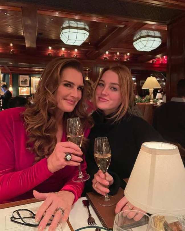 Brooke Shields disfruta de la cena de Nochebuena con su hija Rowan