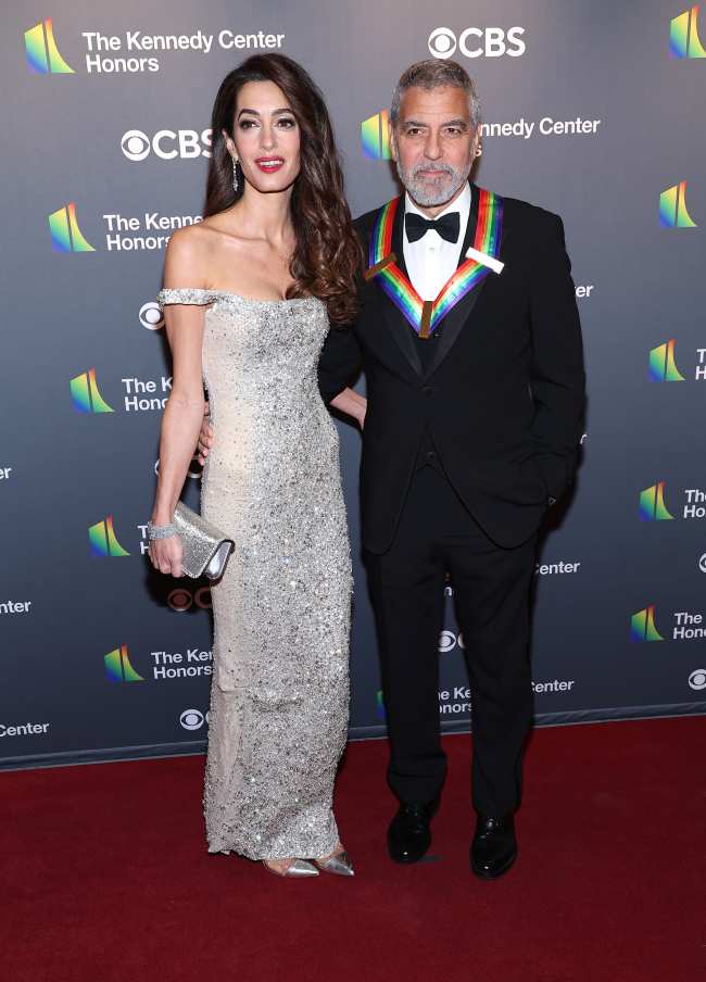              George y Amal Clooney deslumbraron en la alfombra roja de la entrega de premios             
