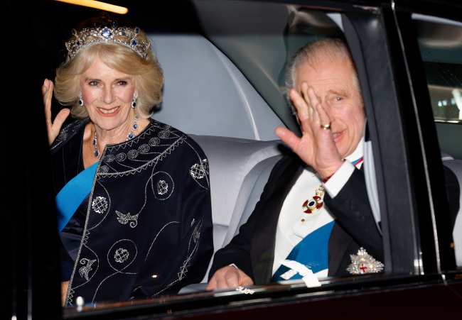              El rey Carlos y su esposa saludaron a la multitud cuando llegaron a la recepcion diplomatica de anoche            