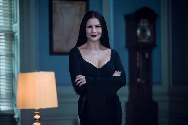              Interpreta a Morticia Addams en la serie Wednesday de Netflix            