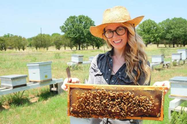 La apicultora de Texas Erika Thompson con abejas