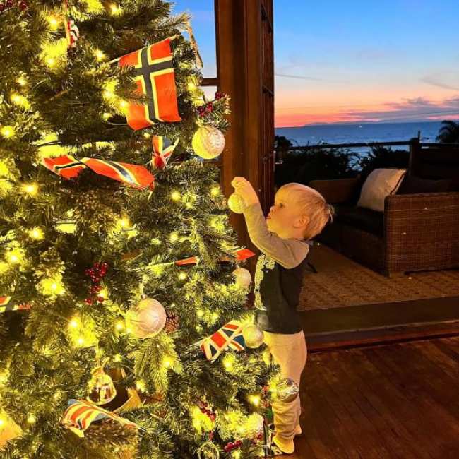 El hijo de Ant Anstead Hudson decora el arbol de Navidad