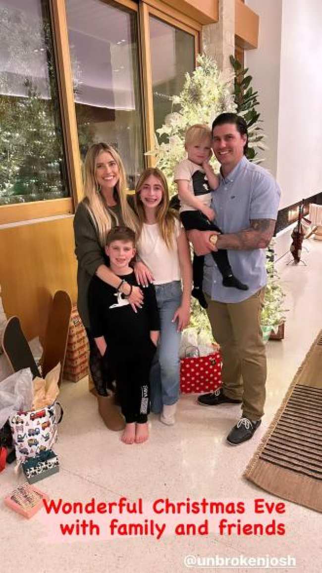Christina Haack poso con su esposo Josh Hall y sus tres hijos alrededor del arbol de Navidad