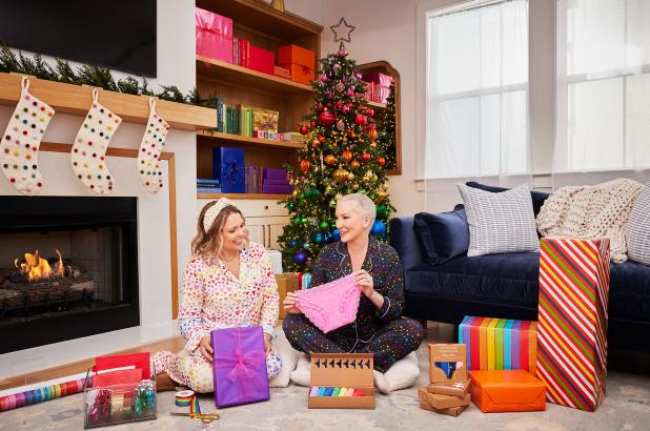 The Home Edit protagoniza desenvolver regalos frente al arbol de Navidad