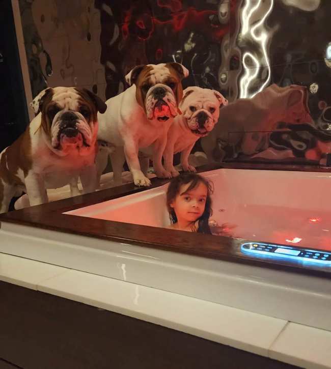              Coco Austin compartio una nueva foto de su hija Chanel banandose en una tina despues de que la criticaran por dejar que se lavara en el fregadero de la cocina            