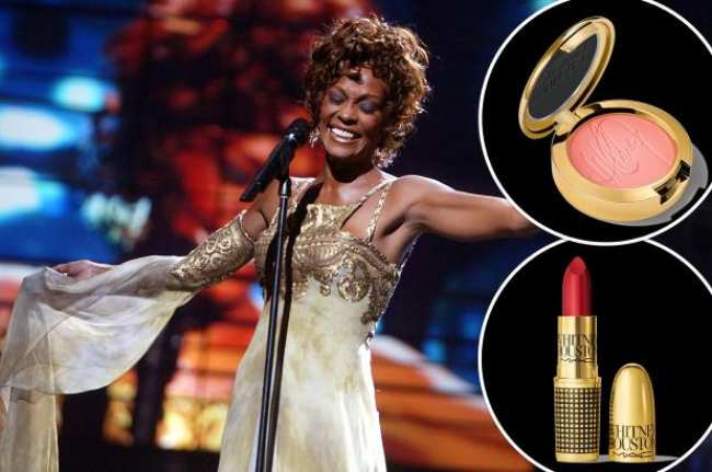 Whitney Houston con un vestido dorado con inserciones de rubor y lapiz labial