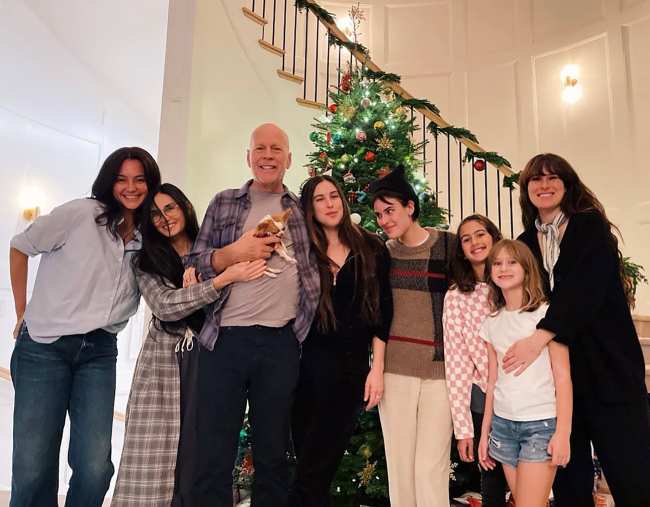 Demi Moore y Bruce Willis posan para una foto con sus hijos