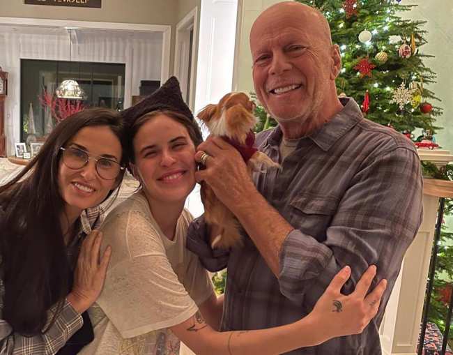 Demi Moore ex Bruce Willis posan con su nueva esposa e hijos en rara foto familiar