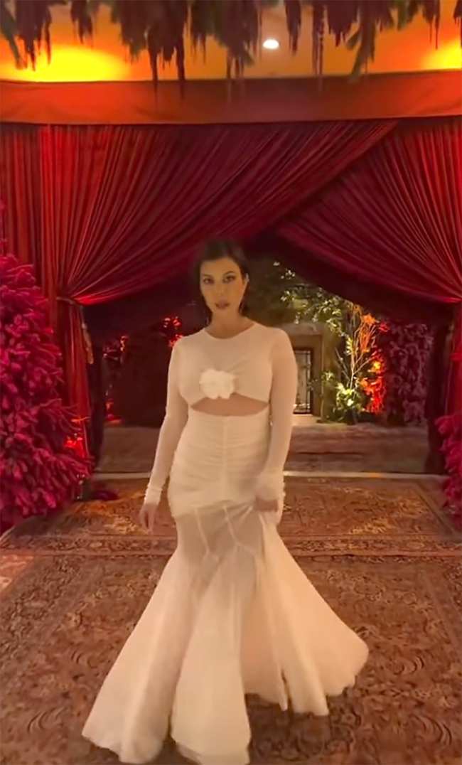              Kourtney Kardashian llevo un vestido blanco a la fiesta            