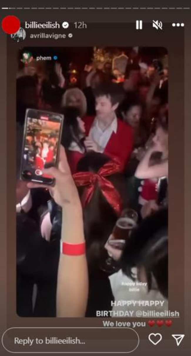 Una captura de pantalla de un video de Billie Eilish y Jesse Rutherford besandose en su fiesta de cumpleanos