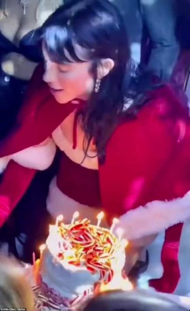 Una captura de pantalla de billie eilish apagando las velas de su pastel de cumpleanos