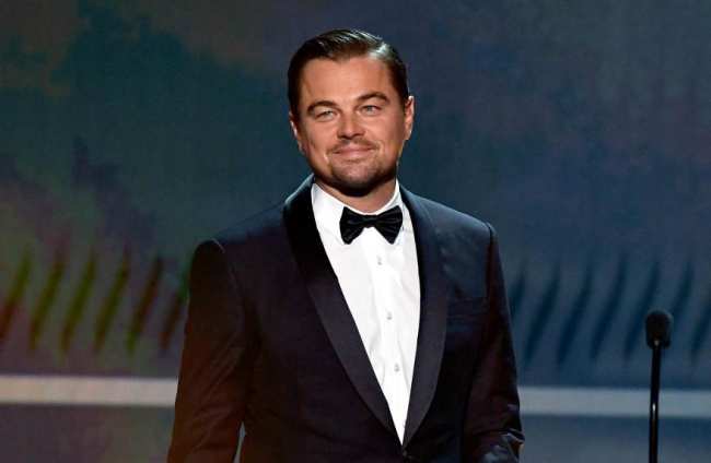 Leonardo DiCaprio sonriendo en un evento