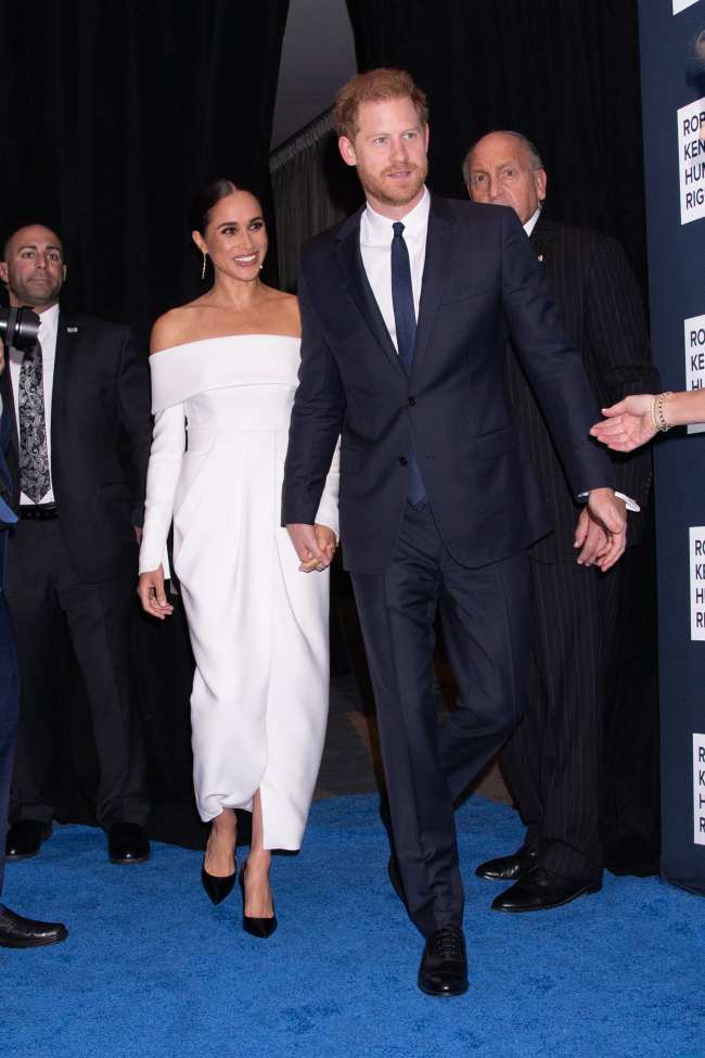              La pareja se tomo de la mano mientras caminaba por la alfombra roja del evento de Nueva York             