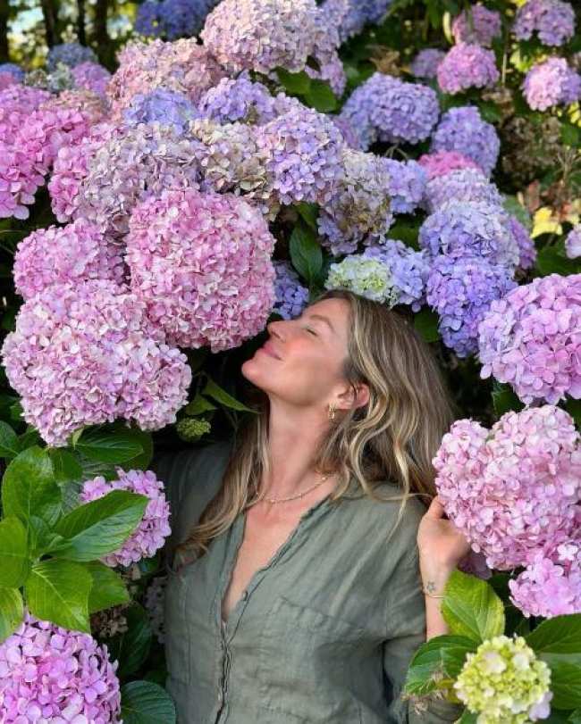 Gisele Bundchen posa con flores en Brasil