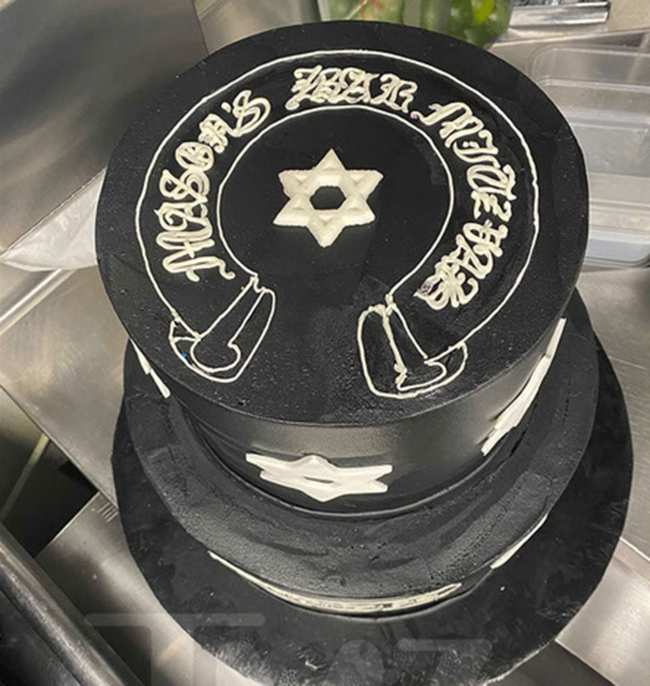              Mason recibio un pastel negro gigante decorado con simbolos de la estrella de David             