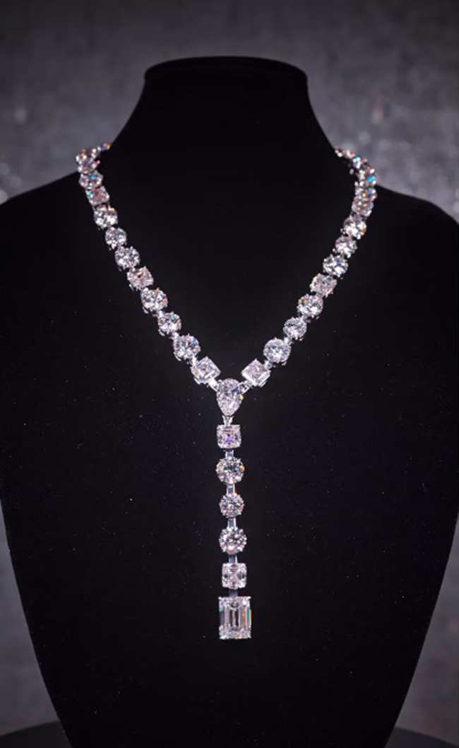              El nuevo collar de diamantes de Drake es una oda a las mujeres a las que casi le propuso matrimonio            