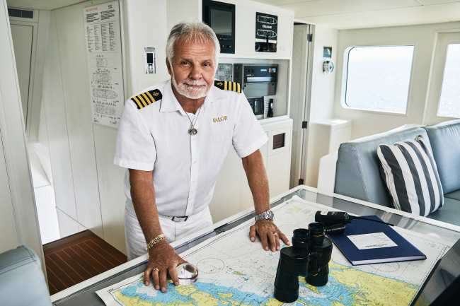              El capitan Lee Rosbach les dijo a los miembros de su tripulacion que abandonaria el barco temprano en medio de problemas de salud en curso en el episodio del lunes de Debajo de la cubierta            