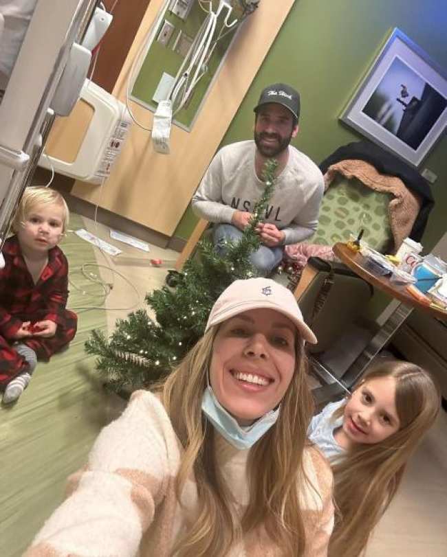 Jason Wahler Ashley Wahler su hijo Wyatt y su hija Delilah pasan la Navidad en el hospital
