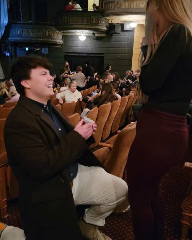              El hijo menor de Rosie ODonnell Blake ODonnell se comprometio con su novia Teresa Garofalow Westervelt el domingo por la noche en El fantasma de la opera            