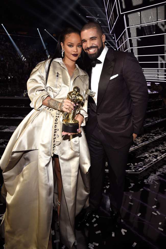              Drake disfruto de un romance de alto perfil con la cantante de Diamonds Rihanna             