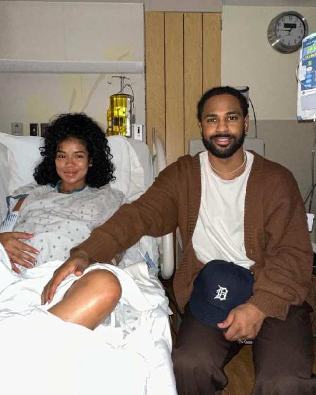 Jhene Aiko y Big Sean sentados juntos en una habitacion de hospital