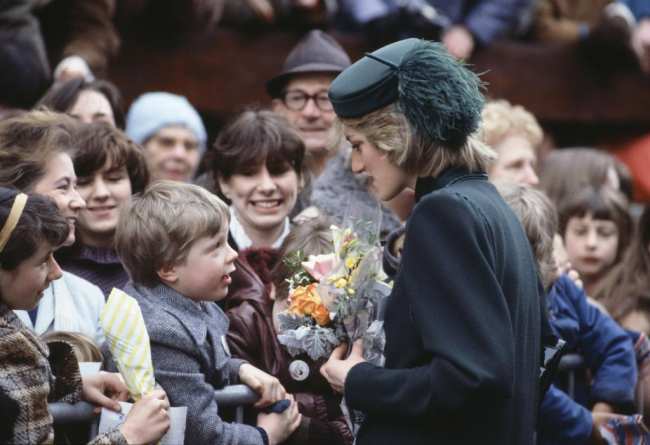 Realeza britanica  Vuelta a Gales  Octubre de 1982 La princesa Diana conoce a los ninos durante la gira