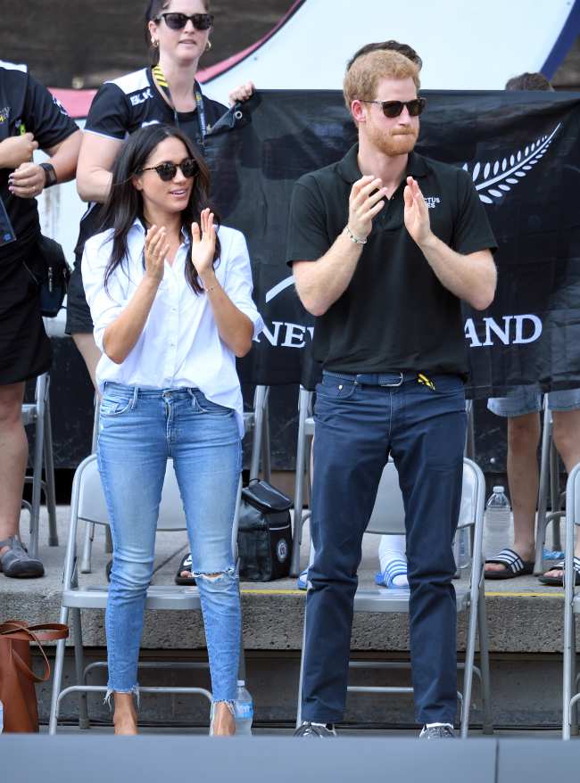              Markle uso jeans rotos y una camisa blanca para su primera aparicion publica con el principe cuando estaban saliendo en 2017            