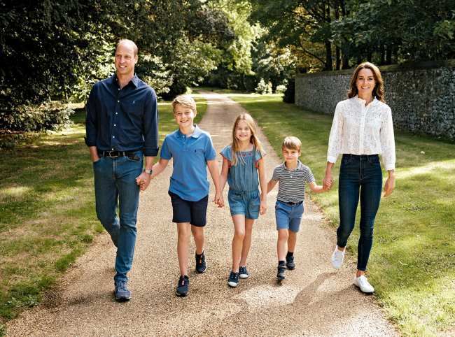              El Principe y la Princesa de Gales optaron por la mezclilla para su tarjeta navidena familiar de 2022            