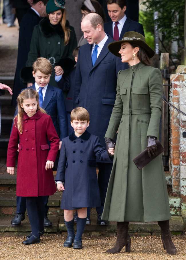              Louis asistio a los servicios con sus hermanos la princesa Charlotte y el principe George            
