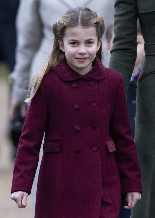              La princesa Charlotte llevo el cabello recogido hacia atras en dos trenzas acentuadas con una cinta de terciopelo para la ocasion            