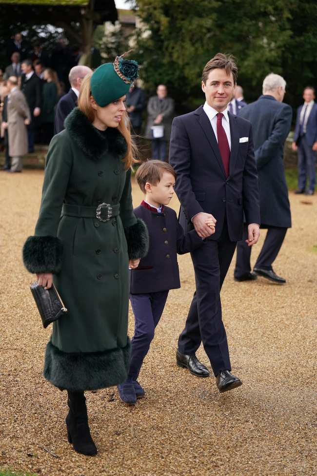              La princesa Beatriz asistio junto a su esposo Edoardo Mapelli Mozzi y su hijastro Christopher Woolf            
