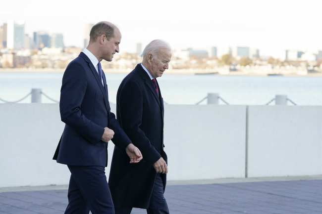              El principe William y el presidente Biden se reunieron en Boston el viernes donde compartieron recuerdos de la reina Isabel            