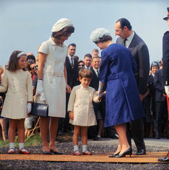              Caroline su madre Jackie Kennedy y su hermano John F Kennedy Jr conocieron a la reina Isabel en 1965            