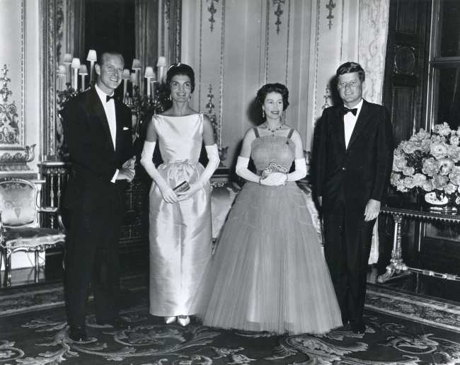              La reina Isabel II el principe Felipe el presidente John F Kennedy y Jackie Kennedy en el Palacio de Buckingham en 1961            