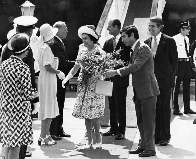              William y Kate estan siguiendo los pasos de la reina Isabel y el principe Felipe quienes visitaron Boston en 1976 y se reunieron con el entonces gobernador Michael Dukakis            