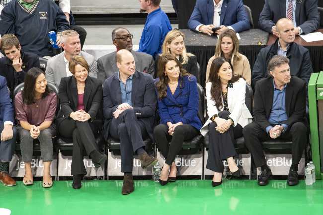              La pareja se sento junto al propietario de los Celtics Wyc Grousbeck y la gobernadora electa de Massachusetts Maura Healey            