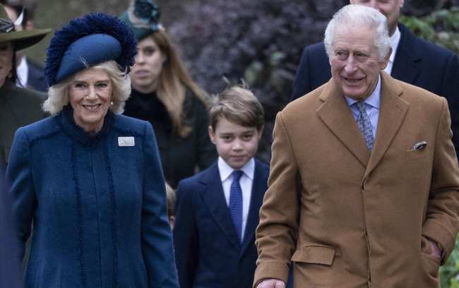 El rey Carlos III Camila la reina consorte y el principe Jorge de Gales centro asisten al servicio del dia de Navidad en la iglesia de Santa Maria Magdalena el 25 de diciembre de 2022 en Sandringham Norfolk