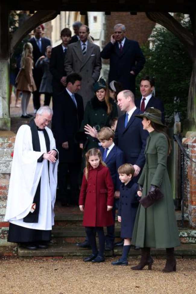El reverendo canonigo Dr Paul Williams L habla con centro LR la princesa Charlotte de Gales el principe George de Gales el principe William el principe de Gales el principe Louis de Gales y Catherine la princesa de Gales despues del servicio del dia de Navidad en Iglesia de Sandringham