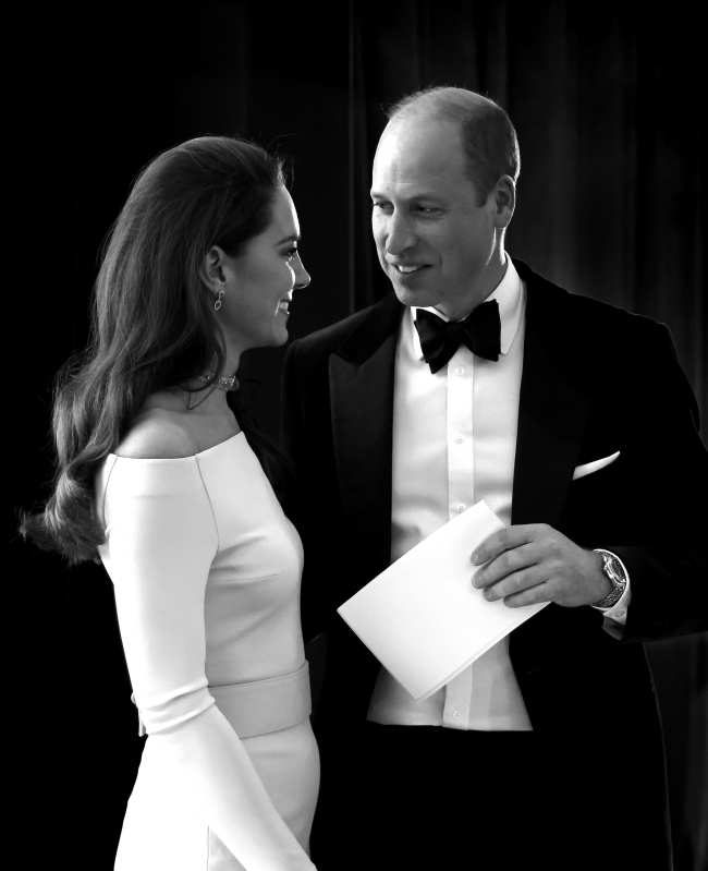 Kate Middleton y el Principe WIlliam mirandose en un evento