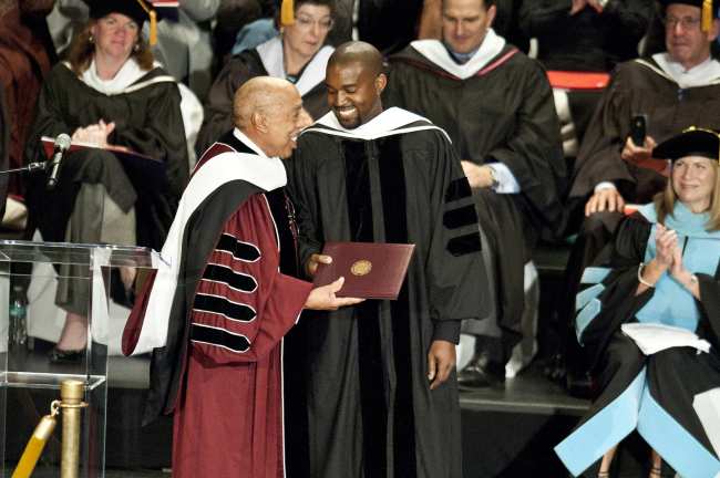              La Escuela del Instituto de Arte de Chicago ha rescindido el titulo honorario de Kanye West            
