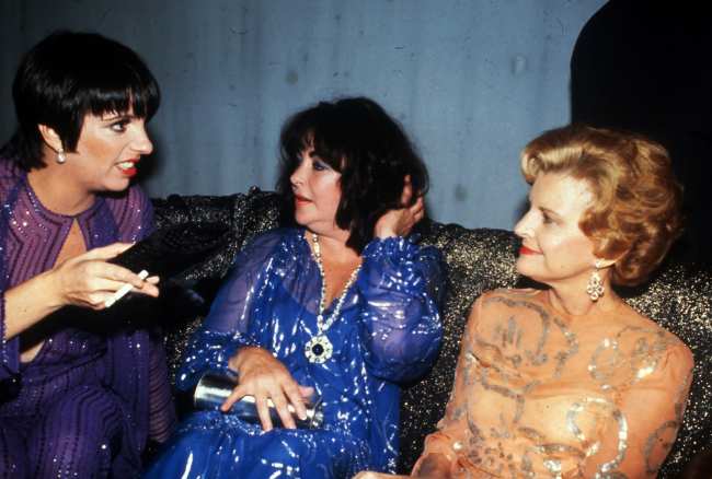              Taylor vista aqui con Liza Minnelli y Betty Ford aumento de peso durante su infeliz matrimonio con el senador John Warner se inyecto Demerol y lucho contra el alcohol            