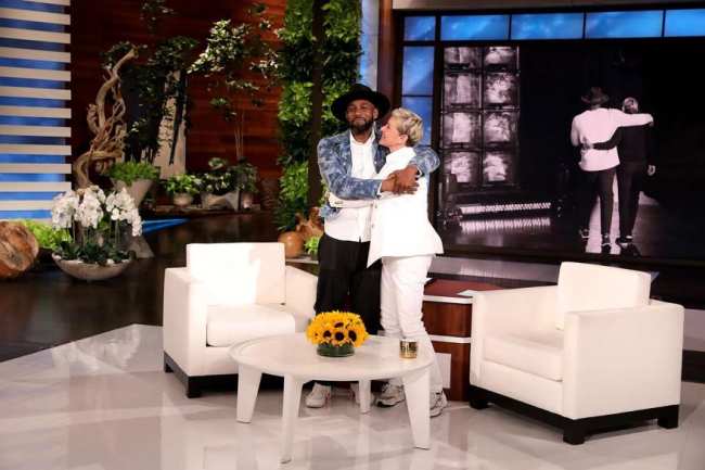 Stephen tWitch Boss y Ellen DeGeneres abrazandose en el set de The Ellen DeGeneres Show