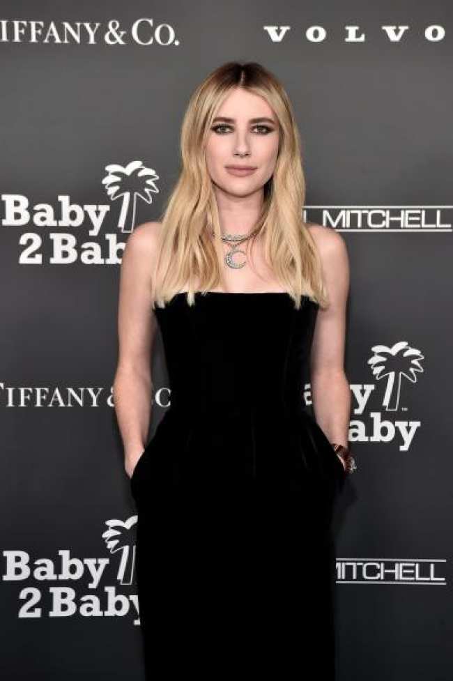 Emma Roberts asistiendo a una gala de Baby2Baby