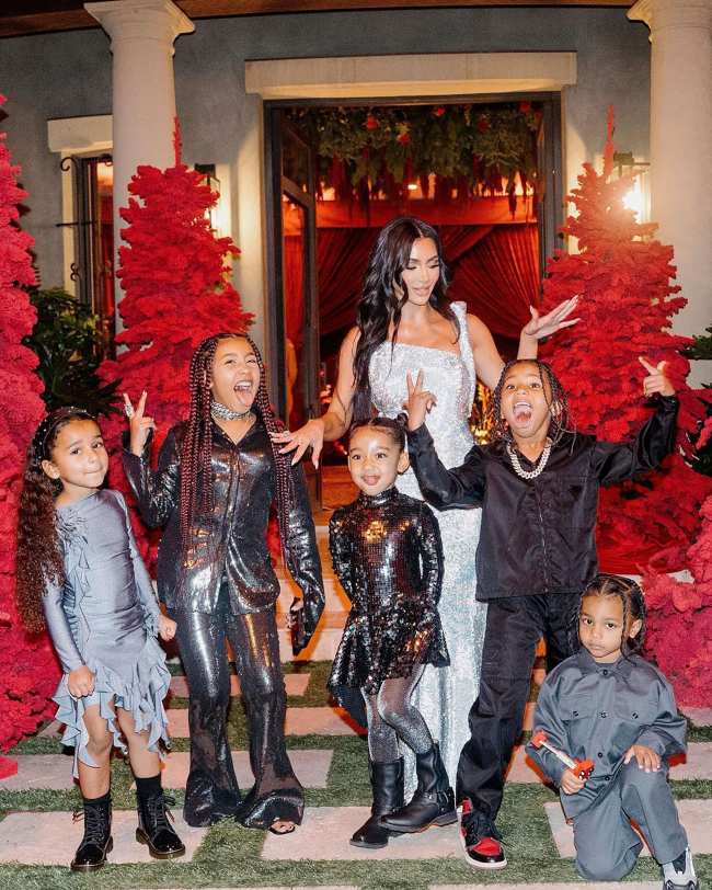              Kim Kardashian y sus hijos trajeron el brillo con la madre de cuatro hijos usando un vestido de Versace y sus hijas haciendo juego con sus propios looks de lentejuelas            