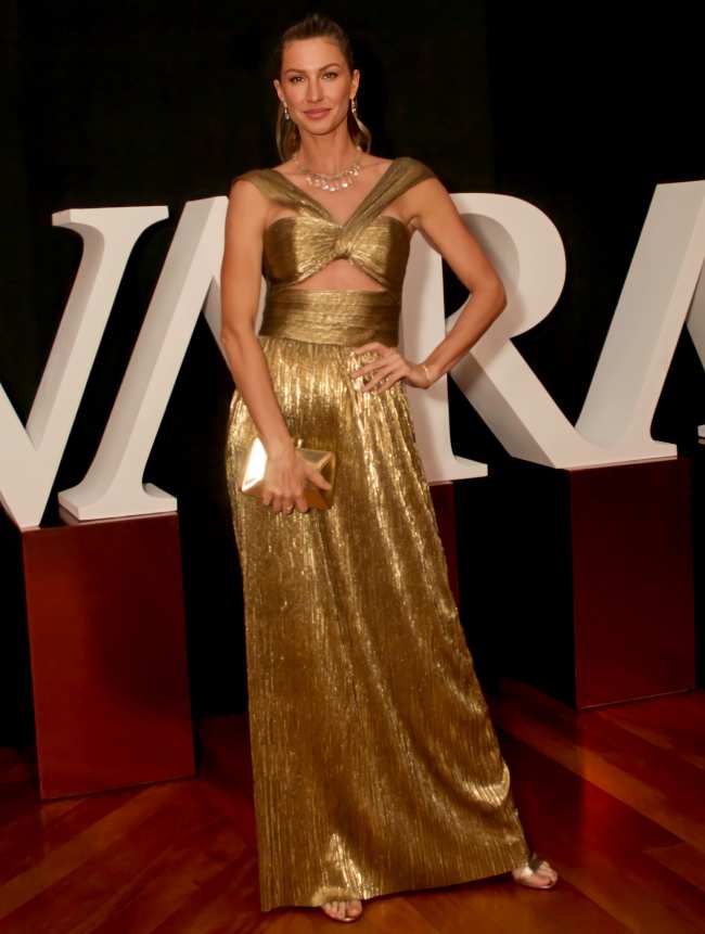              Gisele Bundchen cautivo con un vestido dorado mientras asistia al evento de aniversario de la marca de joyeria Vivara en Sao Paulo Brasil            