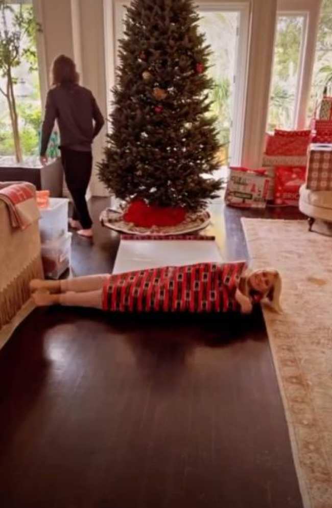 Heidi Klum envolviendose en papel de regalo
