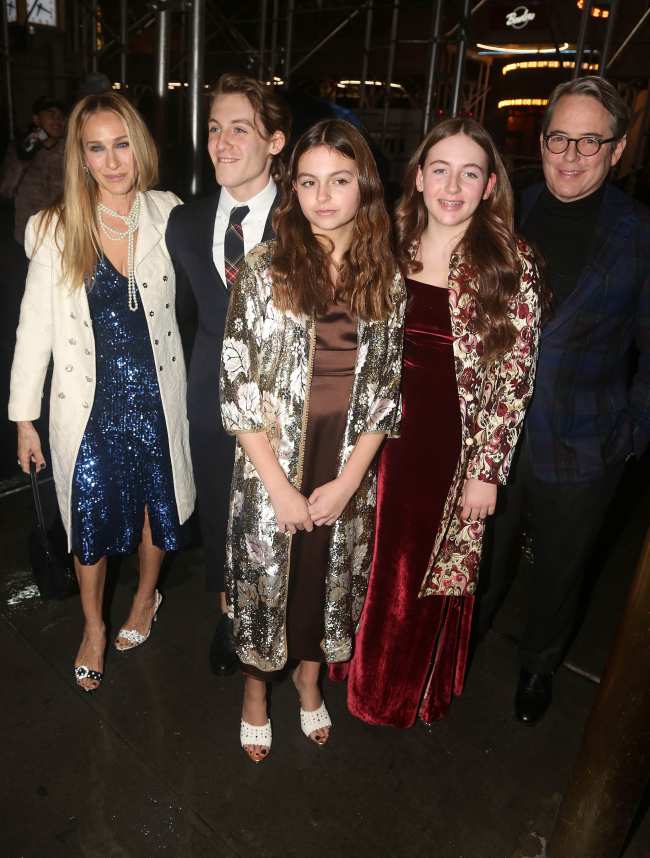              Sarah Jessica Parker y su familia hicieron una rara aparicion publica en Broadway anoche y una de sus hijas lucio el abrigo de la estrella             